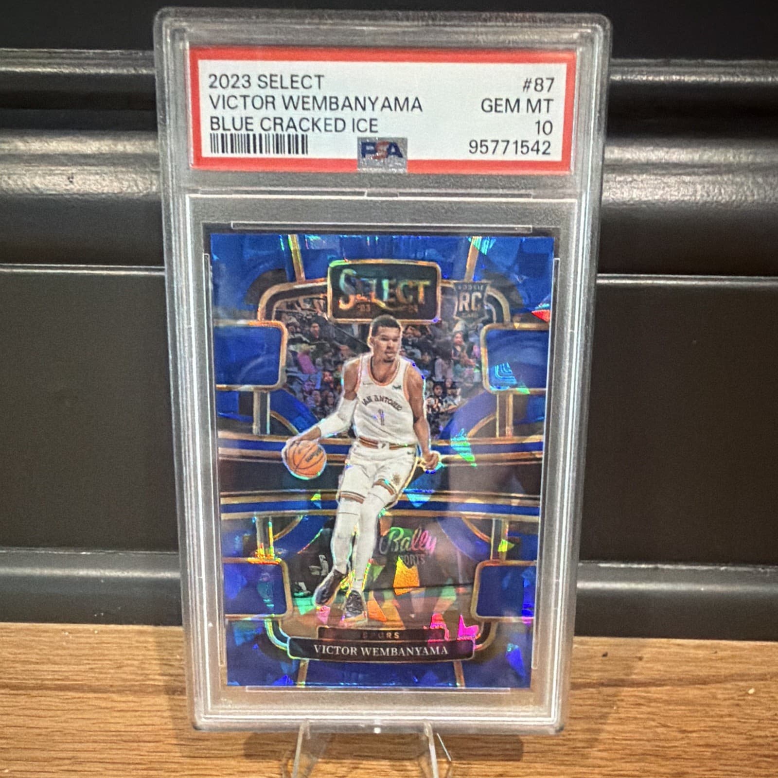 2023-24 Panini Select Victor Wembanyama RC Concourse #87 Blue Cracked Ice PSA 10