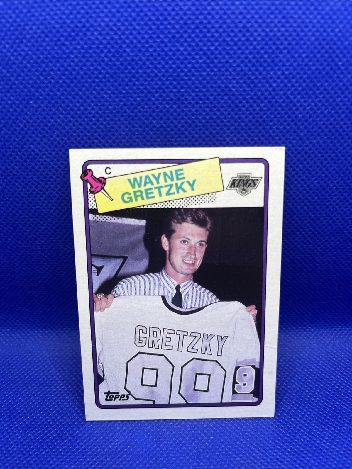 1988-89 Topps #120 Wayne Gretzky Sweater  - NEAR MINT Los Angeles Kings Hockey