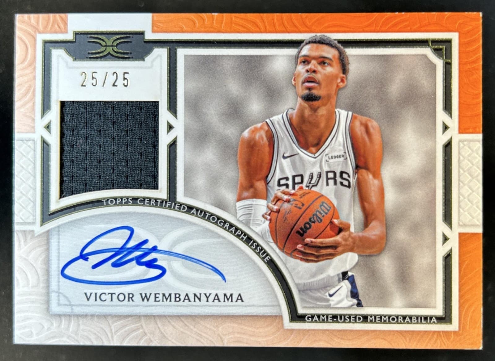 2025-26 Topps Definitive Victor Wembanyama Jersey Auto Orange #/25 Spurs