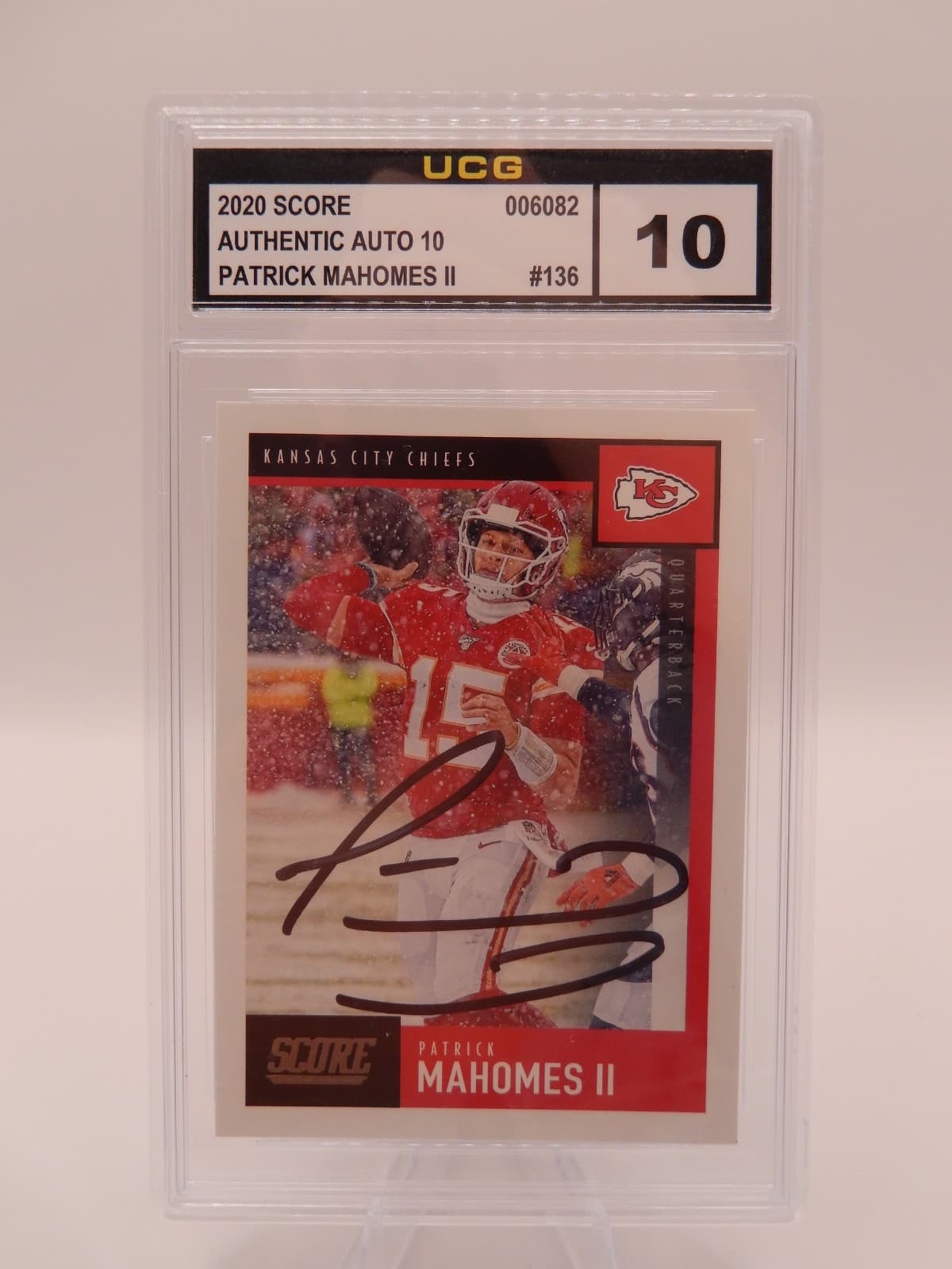 Patrick Mahomes II 2020 Panini Score Signed No. 136 UCG 10