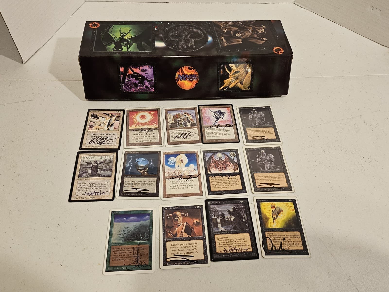 Vintage 1996 Magic The Gathering WOTC Art Card Box With 600 Card Lot Some Signed