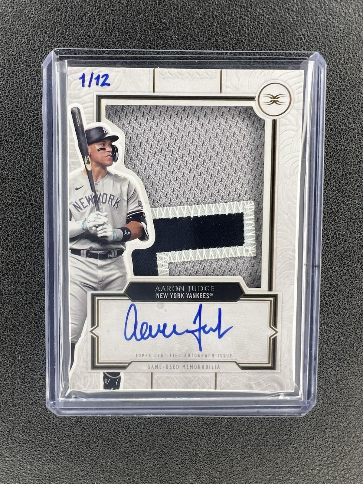 2025 Topps Definitive Ultra GU Patch Auto Handwritten 1/12 Aaron Judge SSP Card