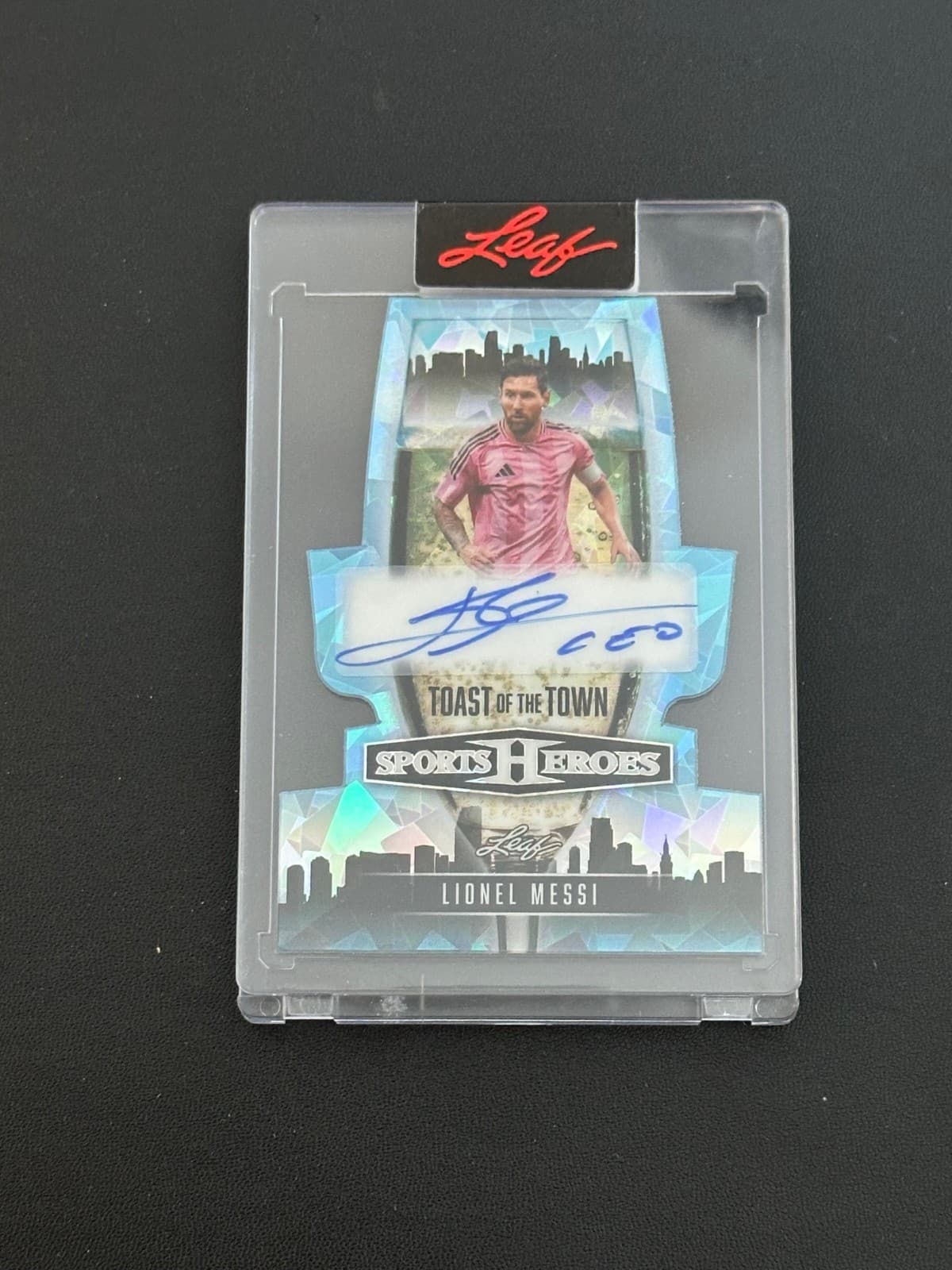 LIONEL MESSI 2026 LEAF SPORTS HEROES TOAST OF THE TOWN DIE-CUT AUTO CRYSTAL 1/1